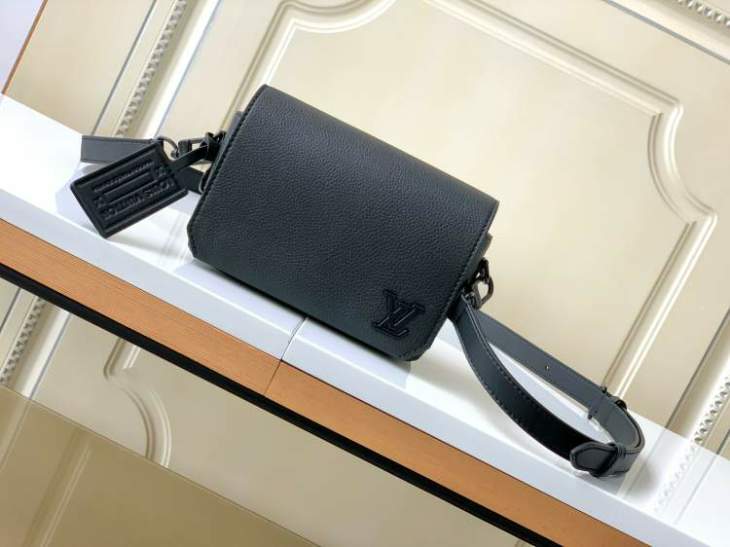 Picture of Louis Vuitton Mens Bags _SKUfw132371956fw